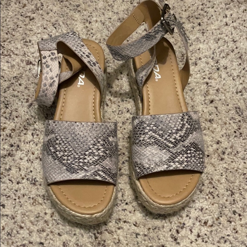 Snakes skin sandal platform